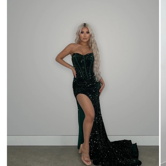 Alglist Zeina Emerald Green Gown - Picture 1 of 6